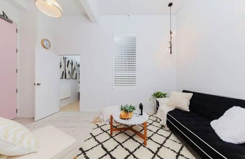 Auckland Central Business District Apartment | Prime Location on Queen St!