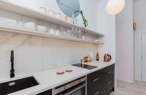 Auckland Central Business District Apartment | Prime Location on Queen St!