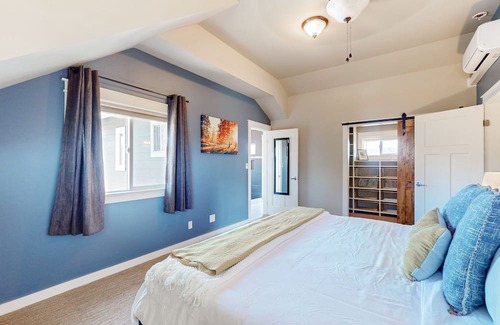 Bellingham House | Stunning mountain view home on 10 acres with a washer/dryer