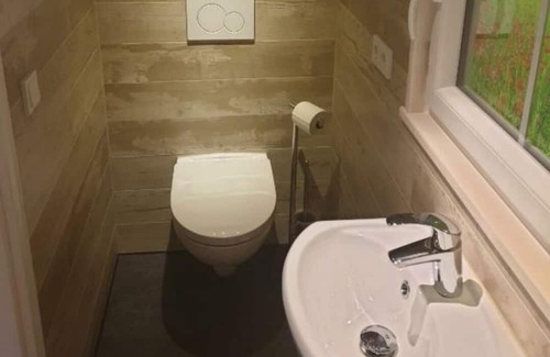 Bad Sulza House | Holiday Home 'Tinyhaus Wolkenlos' with Shared Terrace, Wi-Fi and Air Conditioning