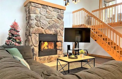 Sainte-Lucie-des-Laurentides Ski Chalet | Le Alesund, Spa Privé + Plage Avec Embarcations