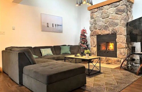 Sainte-Lucie-des-Laurentides Ski Chalet | Expériences Acem - SPA + VUE + LAC Avec Embarcations, Kayaks et Pédalos
