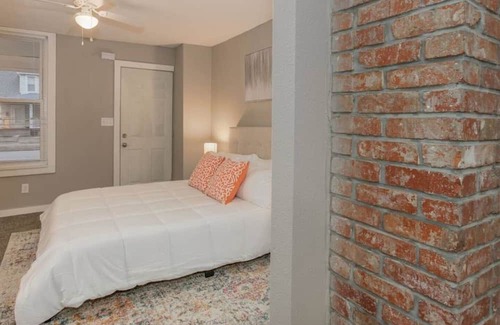 West Central Apartment | Sleepover: Endearing 1BD/1BA Downtown Springfield