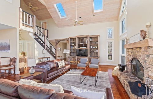 Nellysford House | Whispering Elm with Wintergreen Advantage