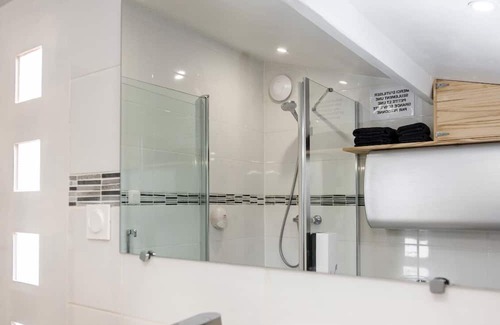 Villeneuve-sur-Lot Villa | Villa 'Des Palmiers' with Private Terrace, Wi-Fi and Air Conditioning