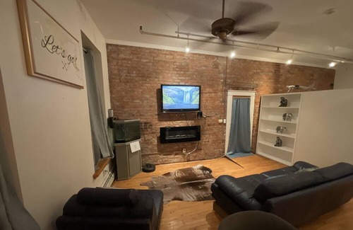 Poughkeepsie Apartment | Downtown Loft. In Poughkeepsie. Walking distance to Civic Center. Pet friendly