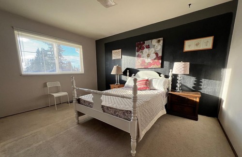 Delta House | Cheap Cozy Large Well Furnished Bedroom Available