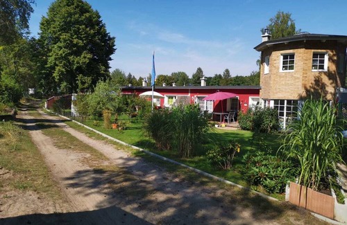 Joachimsthal House | Holiday Home 'Bungalow Lila 2 Schlafzimmer' with Private Terrace, Shared Garden and Wi-Fi