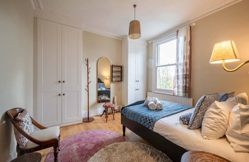 Penge Apartment | Pass the Keys | Stylish London Flat near Station - Victoria 20 min