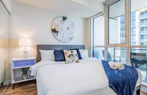 Hurontario Condo | ELEGANT 1+DEN CONDO, PARKING, BALCONY, CITY VIEW