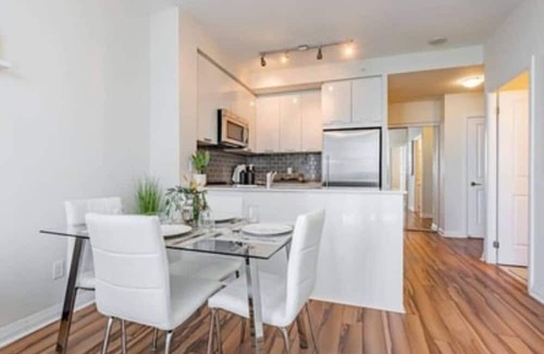 Hurontario Condo | ELEGANT 1+DEN CONDO, PARKING, BALCONY, CITY VIEW