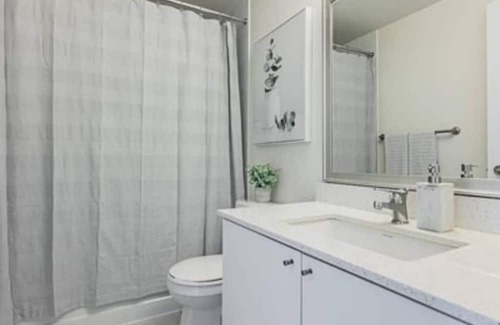 Hurontario Condo | ELEGANT 1+DEN CONDO, PARKING, BALCONY, CITY VIEW