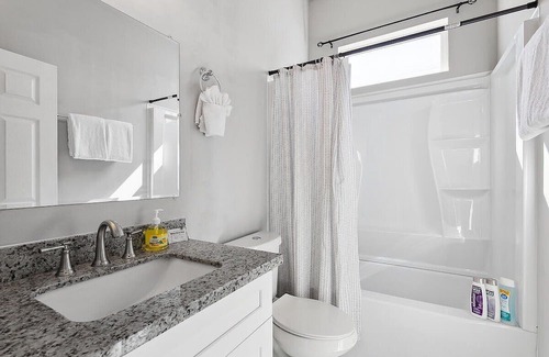 Mid-City House | Enormous Colorful New 6br Pad w/ Parking