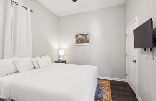 Mid-City House | Enormous Colorful New 6br Pad w/ Parking