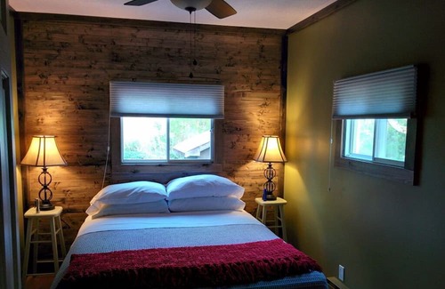 Port Albert Cottage | Lake Street Cottage in Port Albert is ideal for a quiet, relaxing vacation.