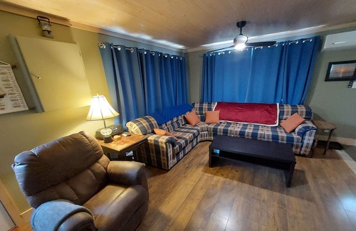 Port Albert Cottage | Lake Street Cottage in Port Albert is ideal for a quiet, relaxing vacation.