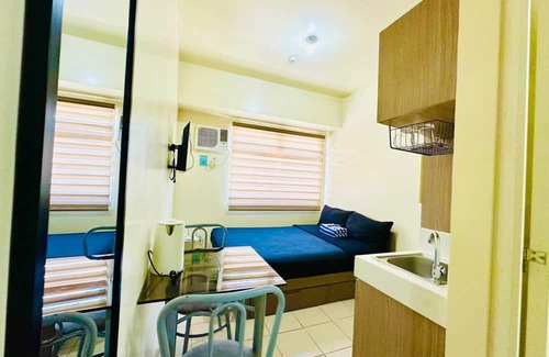 Highway Hills Condo | Minimalist Condo with Unli Wifi-Netflix