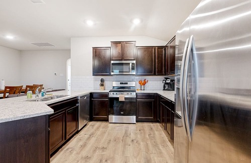 Medina Valley House | Dog-friendly single-level retreat with pool access, large yard, washer/dryer, AC