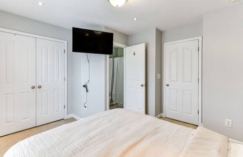 Mountain Island House | Cozy Charlotte Townhome Rental ~ 11 Mi to Uptown!