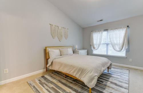 Mountain Island House | Cozy Charlotte Townhome Rental ~ 11 Mi to Uptown!