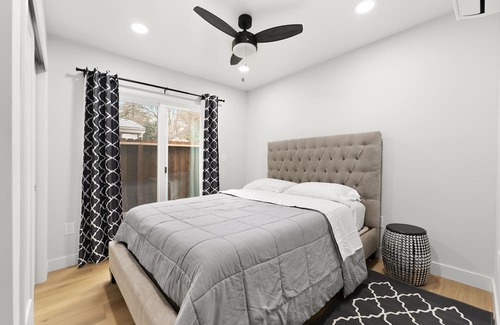 North Oak Park House | Newly Built 2bd/1ba house w/ King Sz Bed