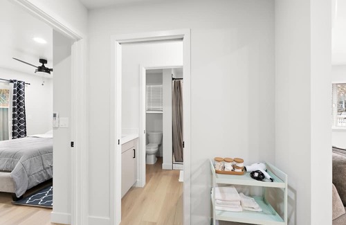 North Oak Park House | Newly Built 2bd/1ba house w/ King Sz Bed