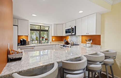 Ocean Ridge Villa | A&J Hideaway:Beautiful Resort Villa Overlooking Golf Course & Tranquil Lagoon; Screened Porch