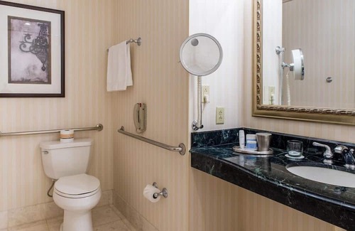 Financial District House | King Room at a 4.5⭐️ Hotel