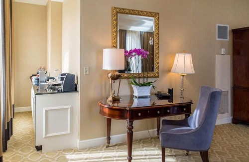 Financial District House | King Room at a 4.5⭐️ Hotel