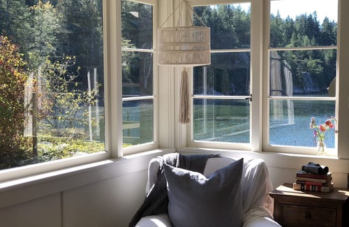 Mansons Landing Cabin | Cortes Beach house Relaxing cottage on the ocean