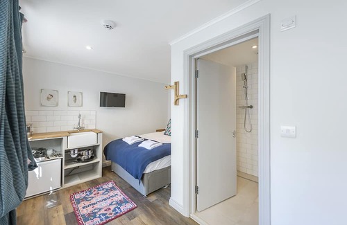 Campden Apartment | Small Kensington Studio, 5 mins to Kensington Palace & 10 mins to Portobello Rd
