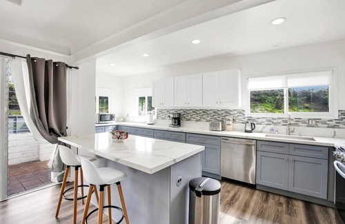 Mid City Cottage | South Sycamore by Avantstay Centrally Located