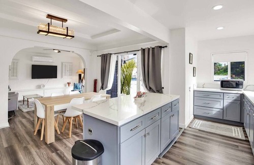 Mid City Cottage | South Sycamore by Avantstay Centrally Located