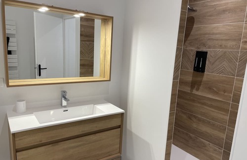 Rochefort Apartment | Le Scalaire, T2 de Haut Standing Hypercentre Rochefort, Arrivée Autonome
