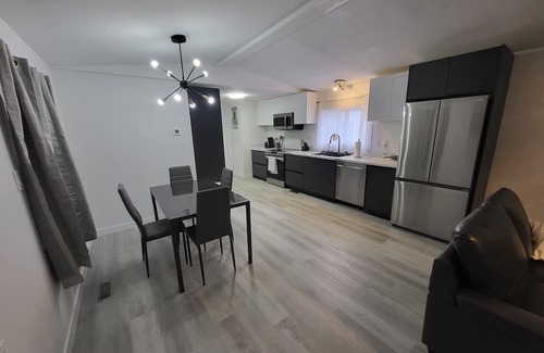Hinton House | Modern Oasis in Hinton