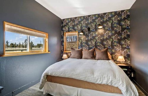 Bend House | Luxe Private Apartment on 5 Acres