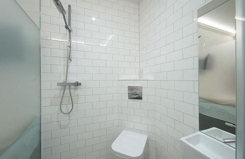 Campden Apartment | Twin bed Kensington Studio, 5mins to Kensington Palace & 10mins to Portobello Rd