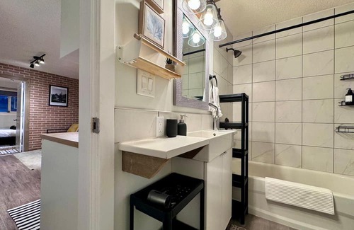 North Central Edmonton Apartment | Self-check-in/Full kitchen/Pet-Friendly/Parking