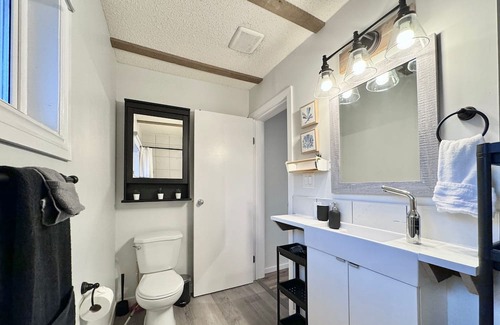 North Central Edmonton Apartment | Self-check-in/Full kitchen/Pet-Friendly/Parking
