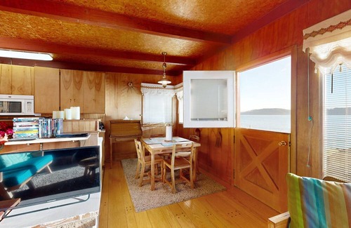 Matlock House | Charming waterfront cottage with panoramic Hood Canal views