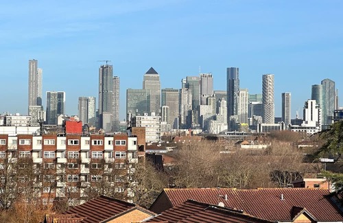 New Cross Apartment | Urban Loft: Modern 1-Bed with Skyline Views, 10 mins to London Bridge