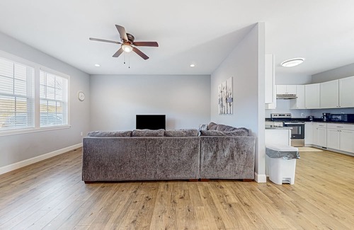 Jefferson City House | Modern dog-friendly home with enclosed yard, pool, grill, mtn views, W/D, & AC