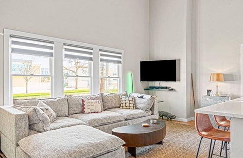 King William House | Designer Home | Walk to River!
