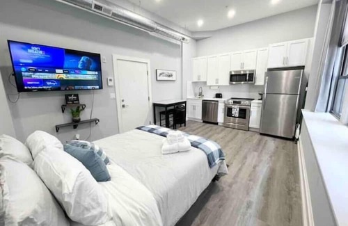 South Philadelphia West Apartment | ✨LUXURY STUDIO✨Near Univ. City, Airport & Stadiums