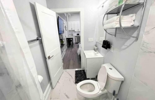 South Philadelphia West Apartment | ✨LUXURY STUDIO✨Near Univ. City, Airport & Stadiums