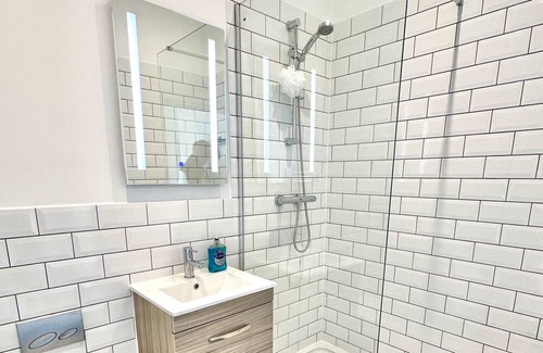 Poole Apartment | Contemporary Charm by the Quay with Garden