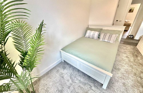 Poole Apartment | Contemporary Charm by the Quay with Garden
