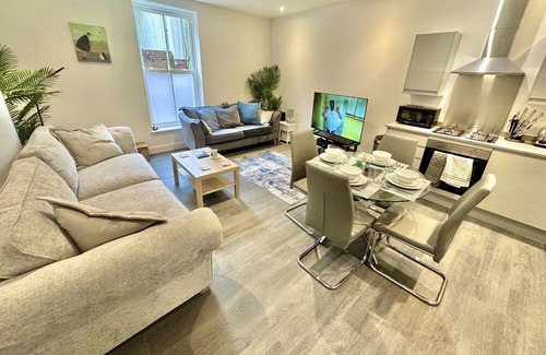 Poole Apartment | Contemporary Charm by the Quay with Garden