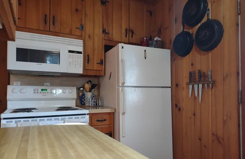 Traverse City House | Comfy Cabin with Private Beach on Old Mission Peninsula, minutes from wineries!