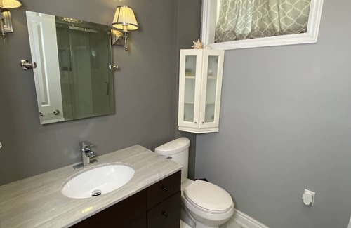 Lakeview House | Private Mississauga South Basement Apartment with Bedroom & Den